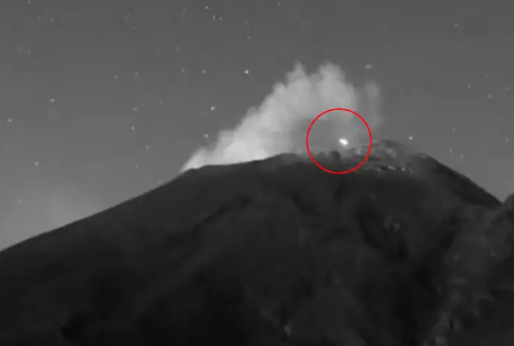 VIDEO: Captan MISTERIOSA LUZ saliendo del cráter del volcán Popocatépetl