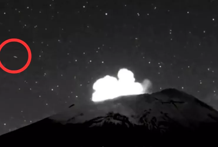 Más de 30 objetos luminosos fueron captados sobre el volcán Popocatépetl