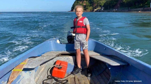 niño salva vida mujer mar.jpg