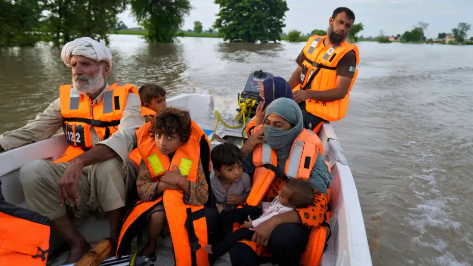 Evacuación de personas por inundaciones en Dhoop Sarhi, Pakistán.