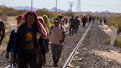 Inmigrantes se desplazan en México con la intención de llegar a EU antes de que asuma Trump.