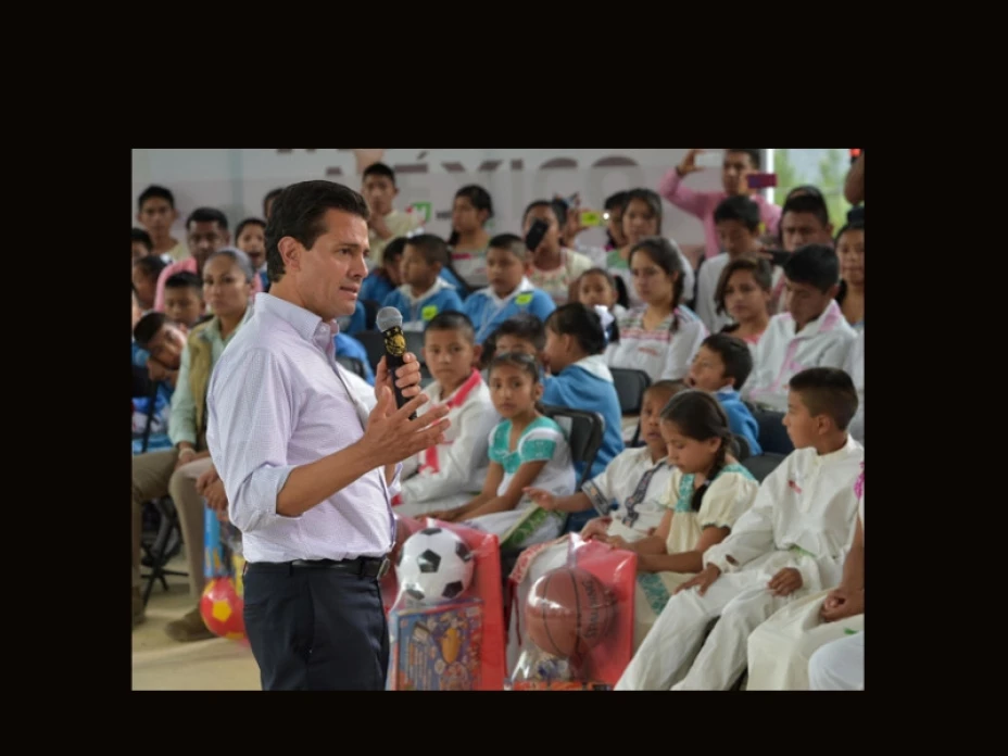 Enrique Peña Nieto con niños