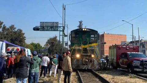 Video: Choque entre tren y auto deja a dos personas atrapadas