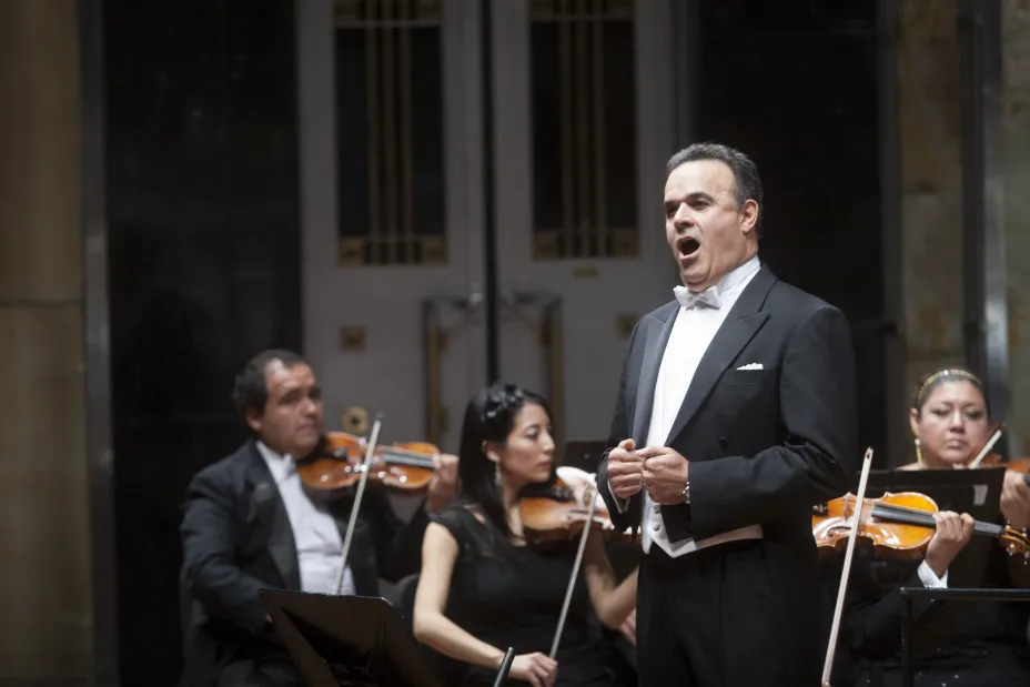 MÉXICO, D.F., 24NOVIEMBRE2012.- El tenor mexicano, Fernando de la Mora regresó al Palacio de las Bellas Artes después de tres años de ausencia para presentar un espectáculos navideño en favor de la fundación Comparte Vida, la cual promueve la donación de médula ósea a pacientes con cáncer de médula.
FOTO: FRANCISCO RODRÍGUEZ /CUARTOSCURO.COM