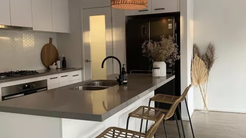 4 diseños de una cocina con lámparas colgantes que se ven modernas y hermosas