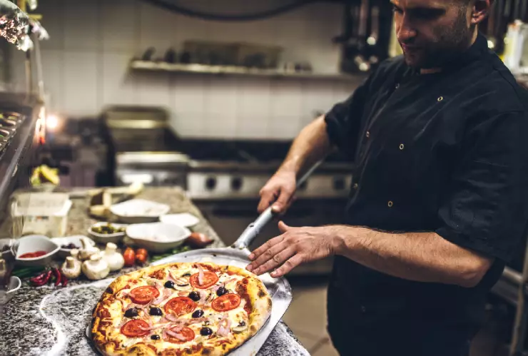 Nuevamente hay vacantes de trabajo en Canadá, esta vez en una pizzería que ofrece hasta 51 mil pesos.