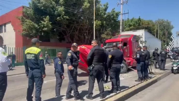 CDMX: Trailero muere atropellado en Circuito Interior; fue arrollado por un colega