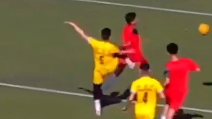 muere futbolista partido en vivo argelia patada