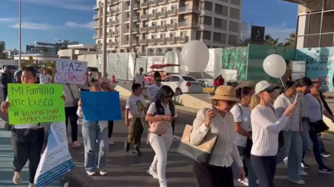 Tras el asesinato de los hermanos Alexander y Gael, víctimas de la violencia en Sinaloa, habitantes marchan en Mazatlán