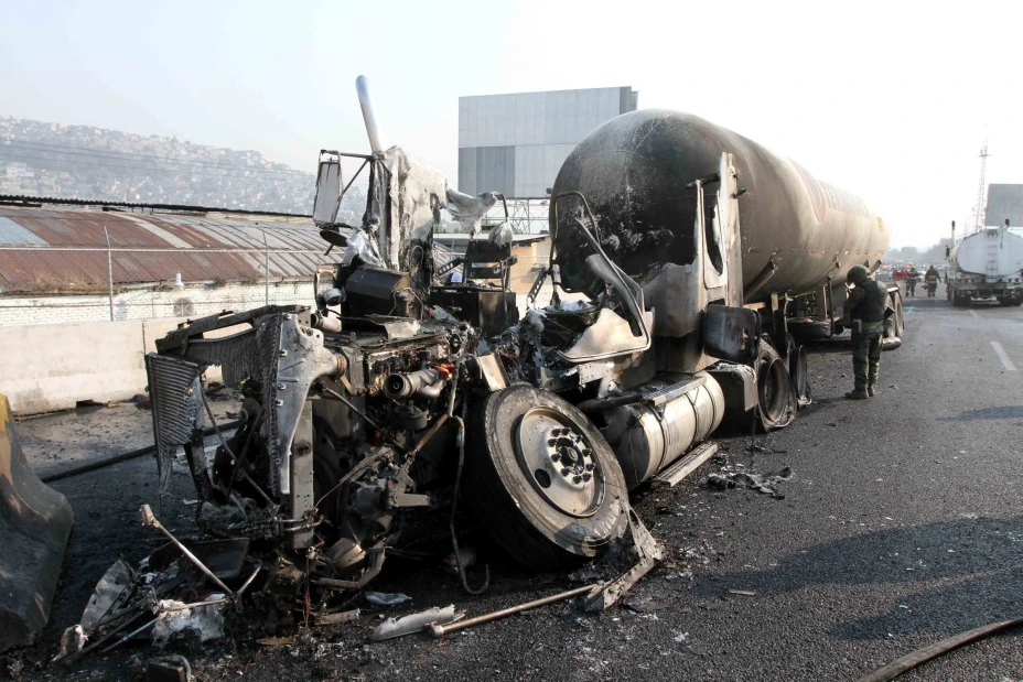 Pipa de gas que explotó sobre el kilómetro 14 de la autopista México-Pachuca.