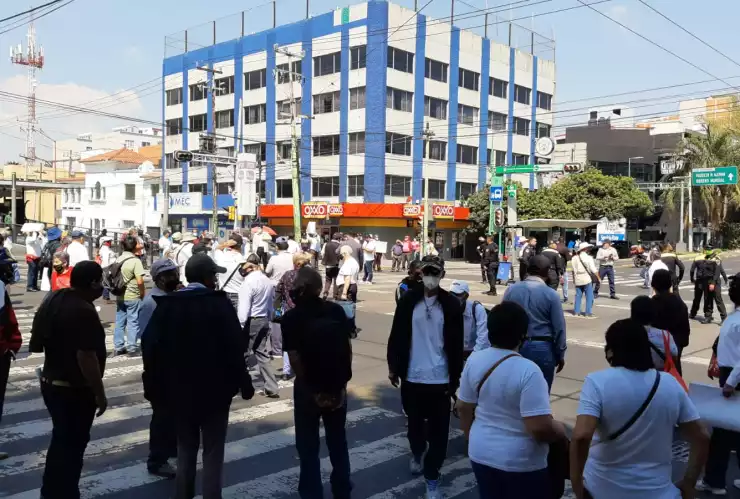 Trabajadores de Seguridad Pública realizan bloqueos en Xola, CDMX