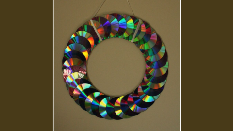 Decoración para espejo hecha con CDs y DVDs