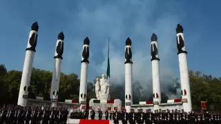 AMLO devela placa por los 200 años del Heroico Colegio Militar