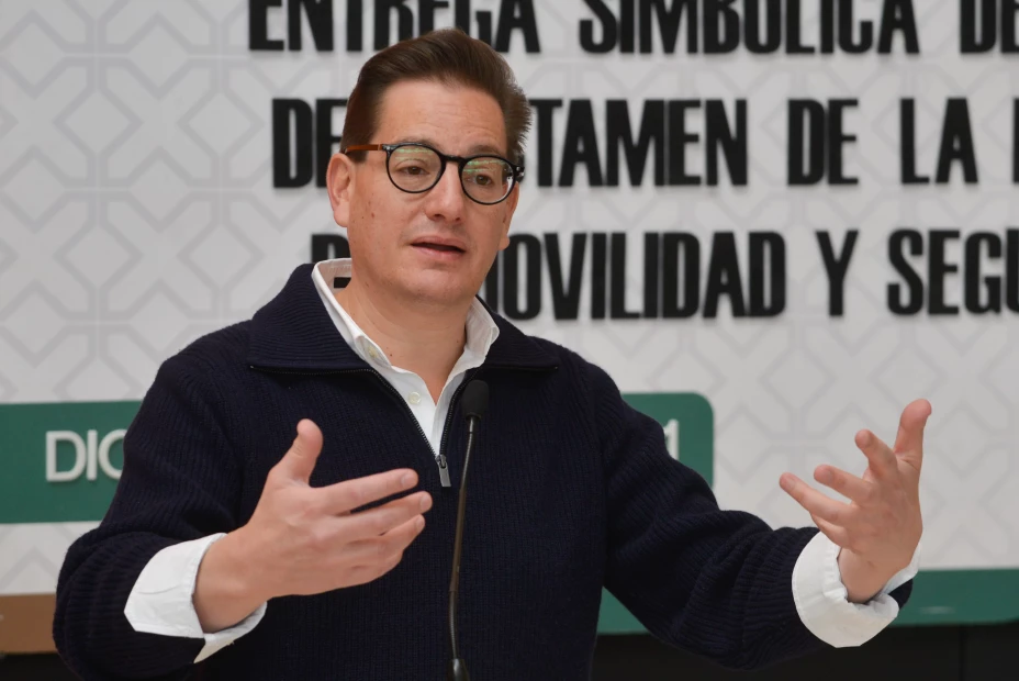 Salomón Chertorivski, diputado de MC y presidente de la Comisión de Movilidad, encabezaron la entrega simbólica del Dictamen de la Ley General de Movilidad y Seguridad Vial.