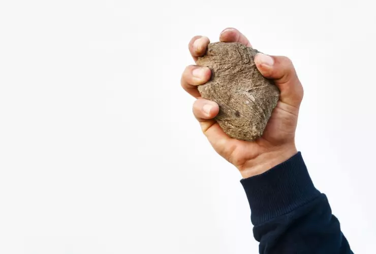 Cámaras captan agresión de hombre a mujer con bebé en brazos