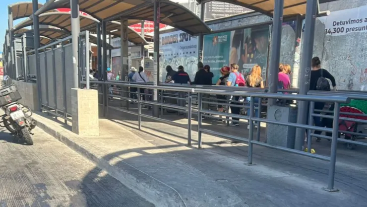 Garitas de Tijuana, personas por el cruce peatonal