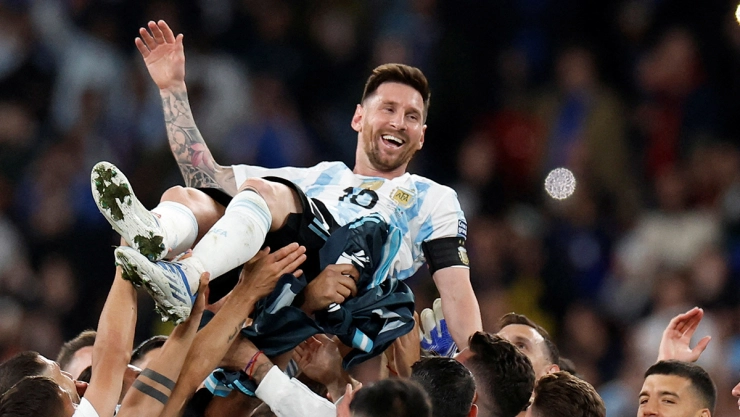 Messi es levantado después de conseguir la Copa de la Finalissima