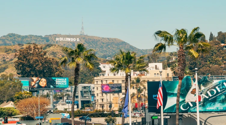 la ciudad de LA junto al icónico cartel de fondo