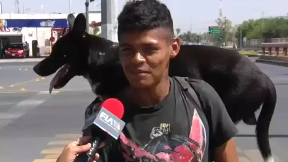 Amilcar viaja con niño al hombro.jpg