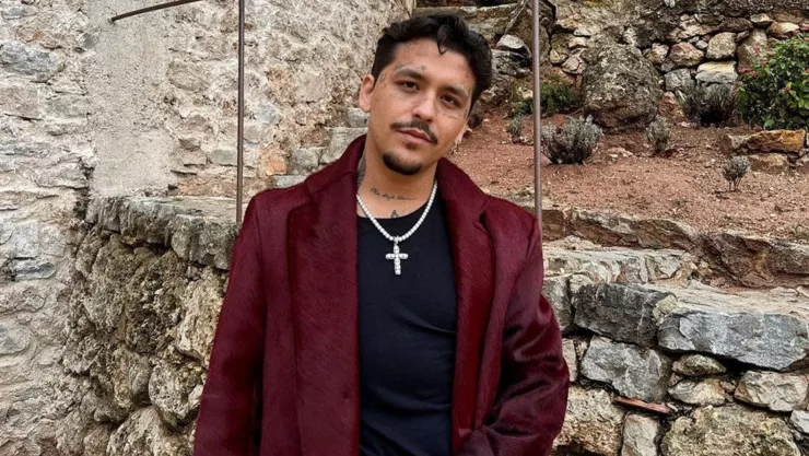 ¿Nuevo miembro de BTS? Nuevas fotos de Christian Nodal sin tatuajes causan revuelo.jpg