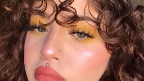 Las pieles primavera se favorecen con colores amarillos o coral