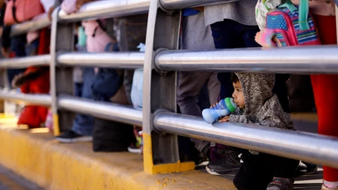 Frustración entre migrantes en México, Estados Unidos extiende Título 42