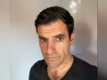 Bruno es la ley en movimiento. Analiza la escena del crimen con una precisión quirúrgica y no deja que nada se le escape. Su historial en la unidad lo convierte en uno de los más respetados, aunque su pasado militar aún le pesa.