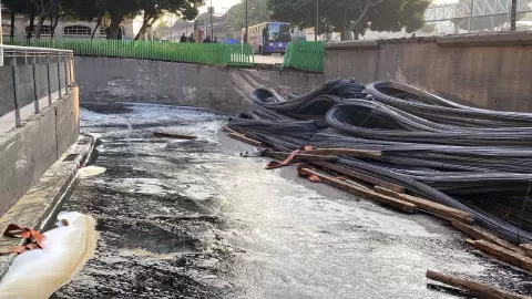 Autoridades viales cerraron el cruce de Fray Servando y San Antonio en CDMX, tras volcadura de tráiler.