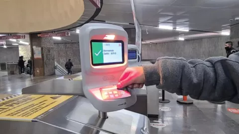 Denuncian cobros triples del Metro CDMX