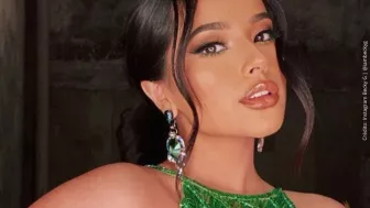 Becky G con vestido verde. .jpg