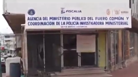 Ofrecen 1 millón de pesos por responsables de ataques armados a agencias del MP en Acapulco. En la imagen se observa una afencia de la Fiscalía de Guerrero atacada a balazo y con granadas por delincuentes armados.