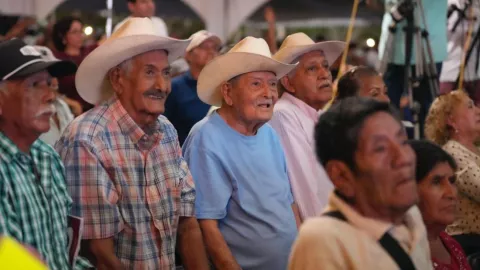 Adultos Mayores y mujeres de 60 años