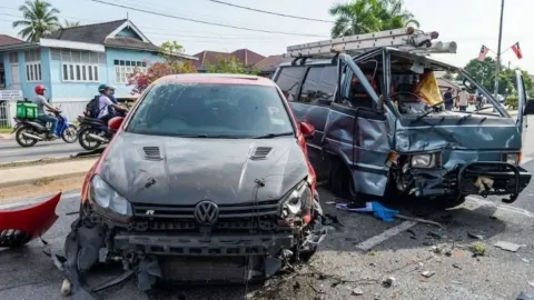 ¡IMÁGENES SENSIBLES! Joven de 18 años muere tras sufrir FUERTE ACCIDENTE contra un poste