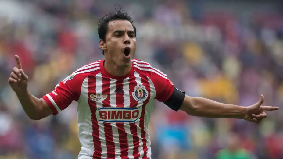 Omar Bravo celebra una anotación.
