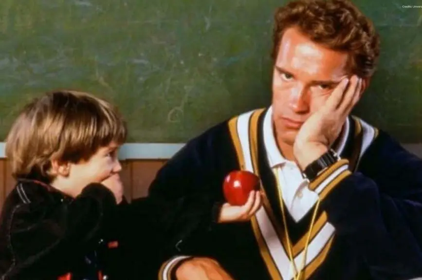 Arnold-Schwarzenegger-detective-en-el-kinder