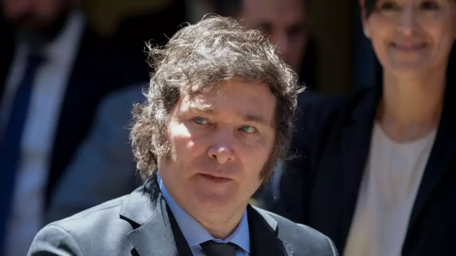 Javier Milei sale del museo del Holocausto en Buenos Aires, Argentina