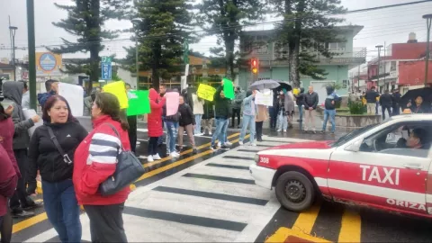 Docentes de la UPAV cerraron calles en Orizaba en demanda de pagos atrasados