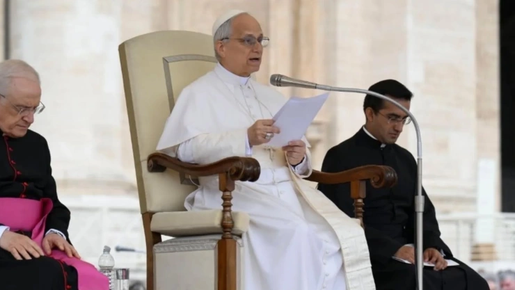 Papa León XIV en su primera audiencia general 21 de mayo.jpg