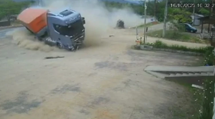 Un camión de carga termina volcado después de un choque frontal contra un auto particular en una carretera de Brasil