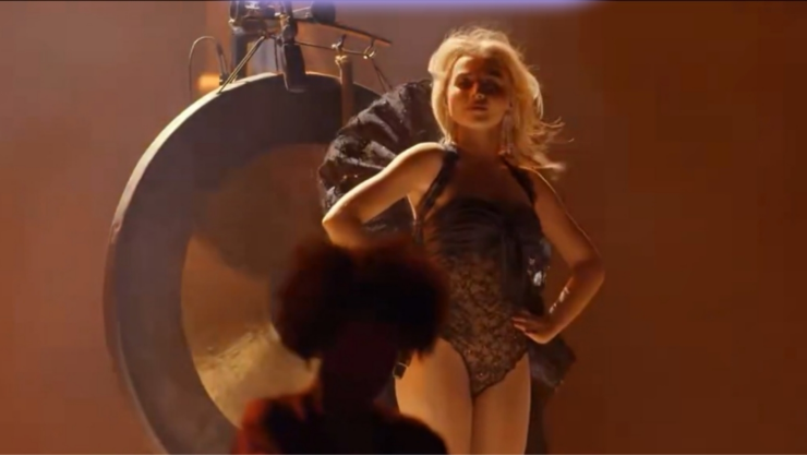 Sabrina Carpenter satánica.