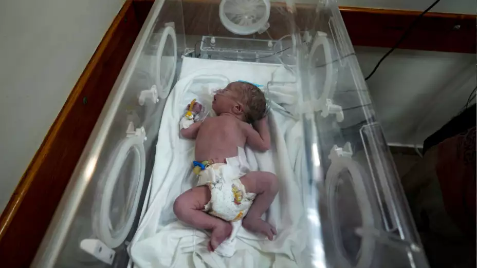 Un bebé palestino en el hospital en Deir al-Balah, Gaza.