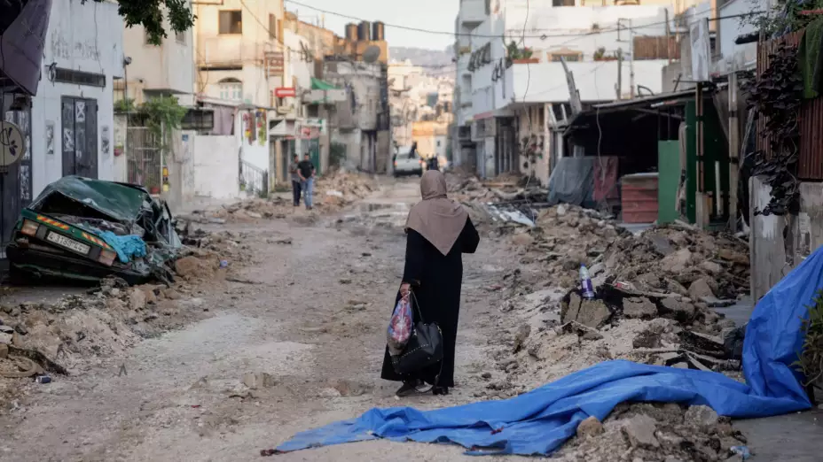 Calle dañada tras incursión militar israeli en Yenín, Cisjordania