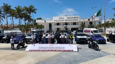 Entregan vehículos a direcciones del Ayuntamiento de Isla Mujeres.jpg