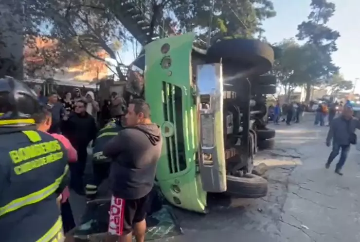 Camión de pasajeros vuelca en la carretera México-Cuernavaca; hay varios lesionados