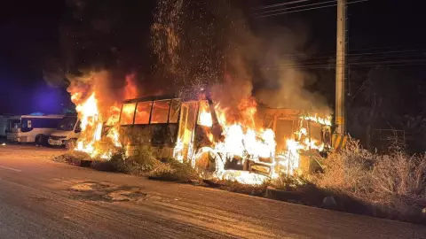 Incendio de autobuses de transporte en la carretera Tulum-Felipe Carrillo Puerto; video.jpg