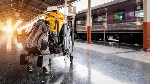 Maletas de viaje en una estación de tren