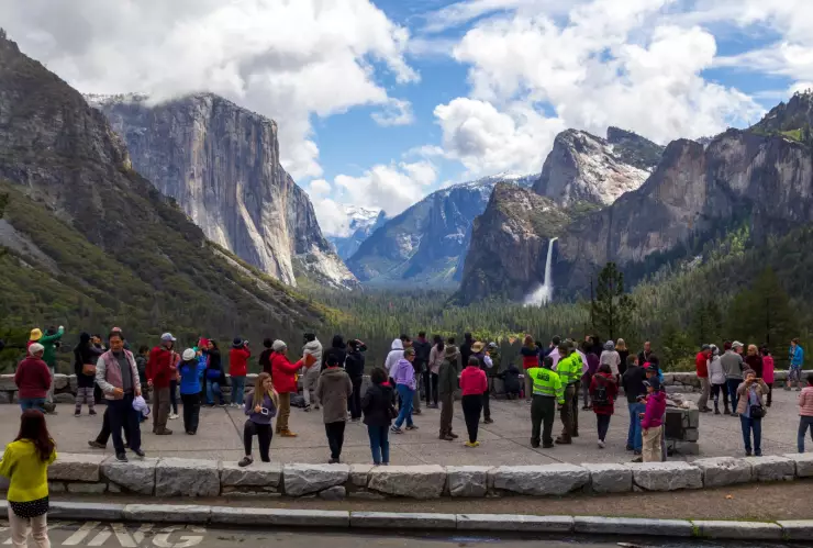 turistas disfrutan de las imponentes vistas panorámicas del Yosemite National Park