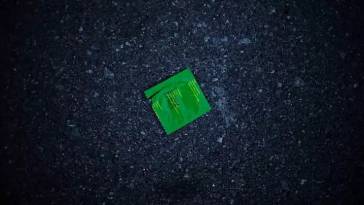 Condones reciclados en motel de paso