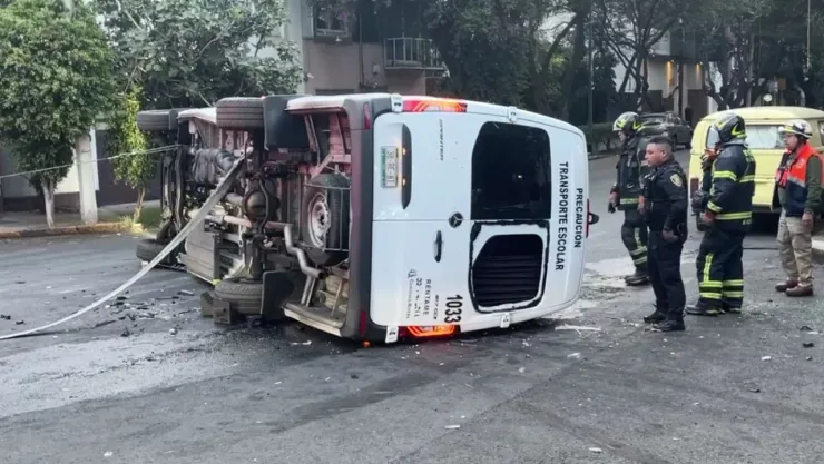 Vuelca camioneta de transporte escolar en la Del Valle, CDMX; reportan saldo blanco tras accidente