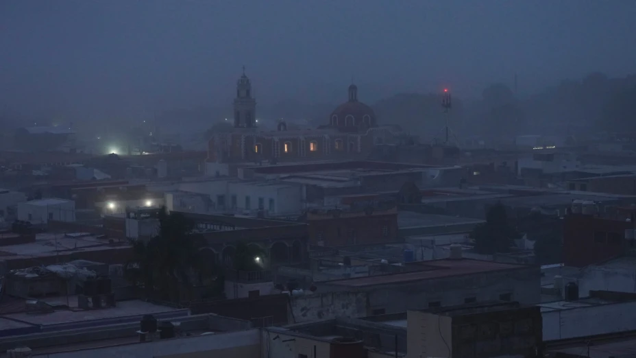 La ceniza volcánica del volcán Popocatépetl cubre Atlixco, México